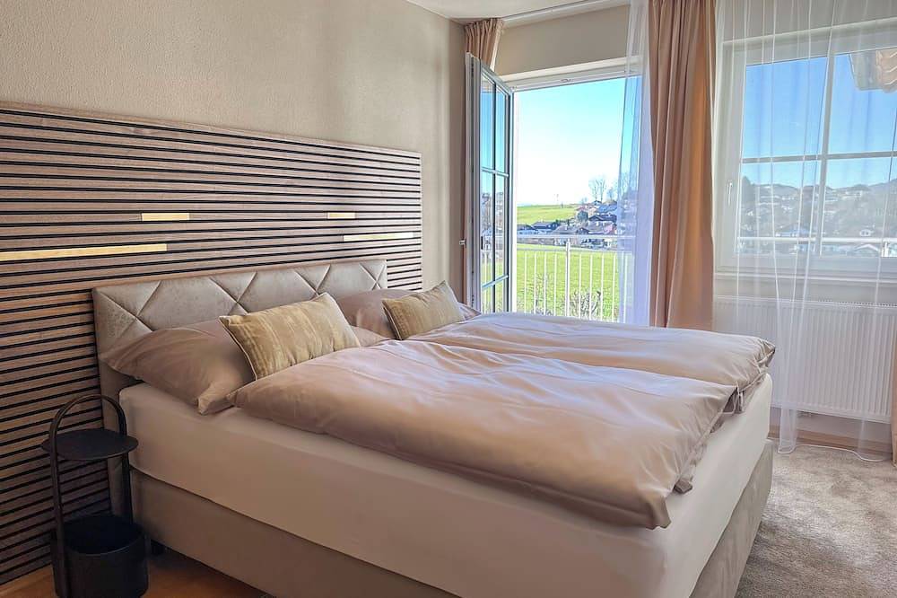 Dein \"Lieblingsplatz\": Exklusiv Wohnen mit Terrasse, Garten und Pool in Seekirchen am Wallersee, Bezirk Salzburg-Umgebung