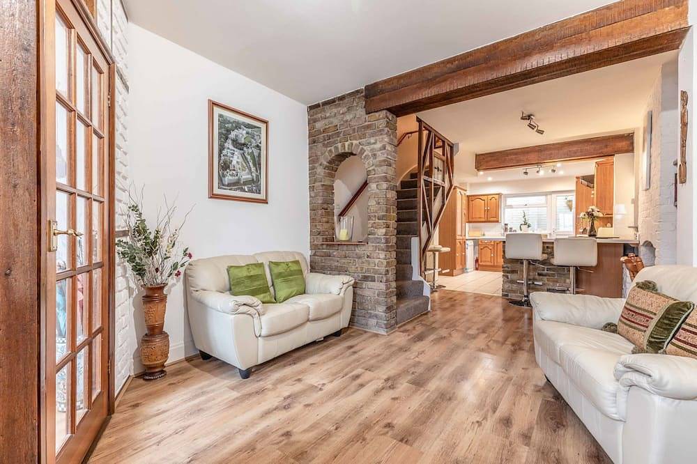 Oxford House Summary: in Windsor, Berkshire