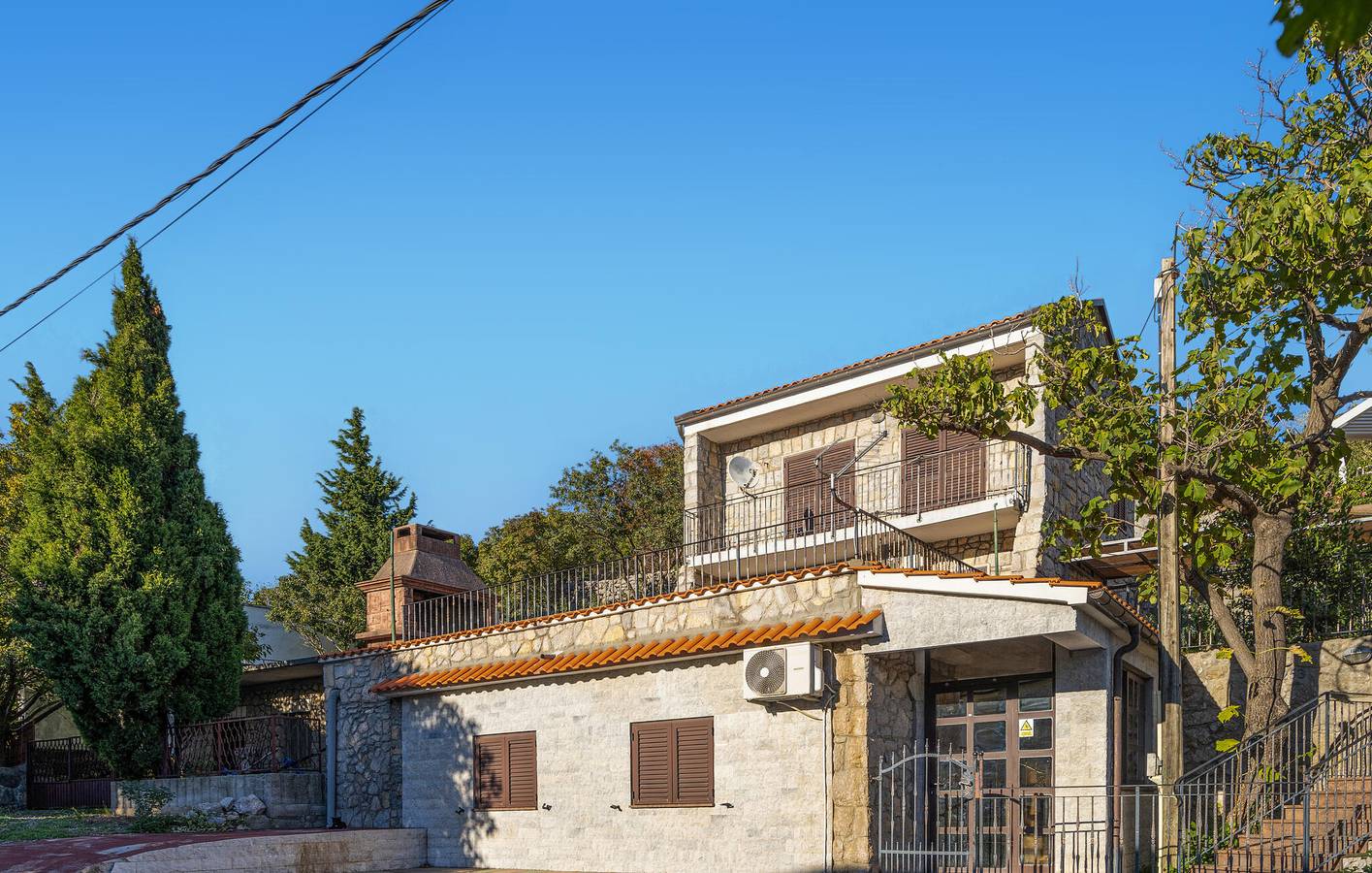 Gemütliche 2,5 km zum Strand: Modernes 1-Zimmer-Apartment mit WLAN und Parkplatz in Cesarica, Naturpark Velebit