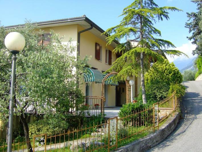 Appartamento per 2 persone, con giardino e panorama nonché balcone e vista lago in Brenzone