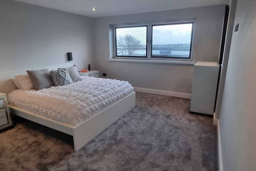 Luxury Yachthaven Living - Modern 5 Bedroom Home Sea Views in Hayling Island, Havant