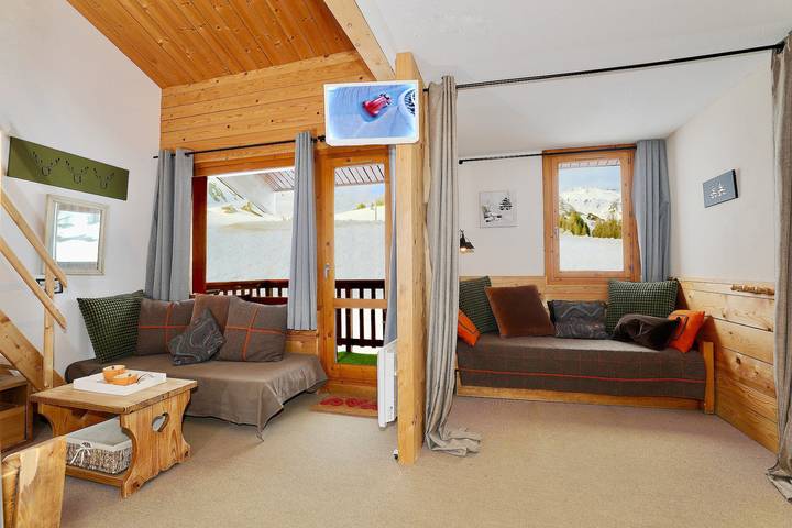 Refuge on the Slopes: Plagne Village, Mountain View, Balcony & Wi-Fi