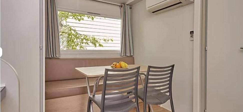 Camping pour 4 personnes, avec piscine ainsi que terrasse et bassin pour enfant, animaux acceptés dans Plage de l'Espiguette