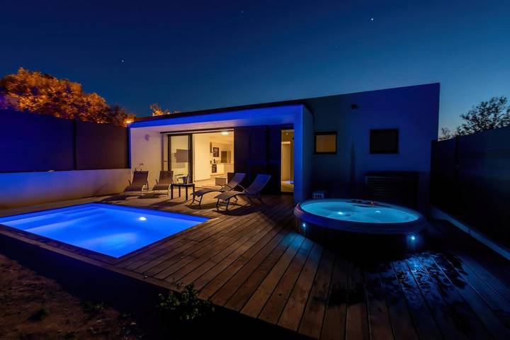 Villa pour 5 personnes, avec jacuzzi ainsi que jardin et piscine à Monticello - 4