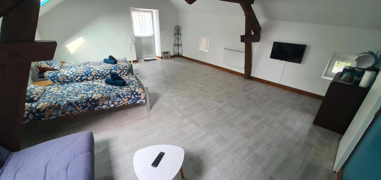 Appartement de vacances entier, Double Room with Private Bathroom in Saint-Vaury, Région de Guéret
