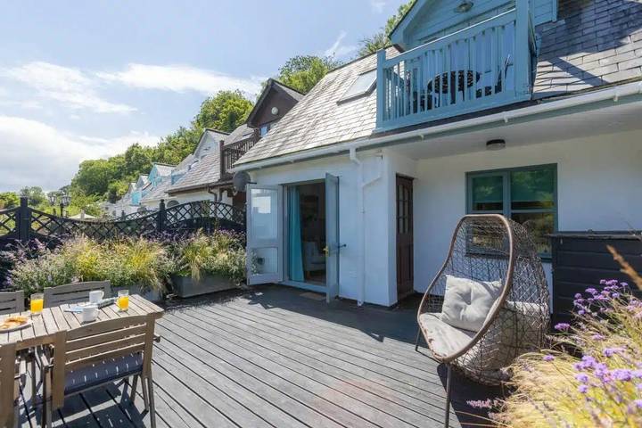 Holiday home for 4 people, with lake view and garden as well as balcony, child-friendly in Cornwall