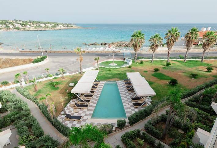 Hôtel pour 2 personnes, avec Terrasse et Jardin ainsi que Piscine et Vue à Pulsano