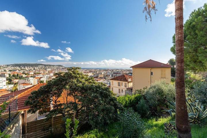 BnB für 8 Personen, mit Terrasse und Pool sowie Garten in Nizza