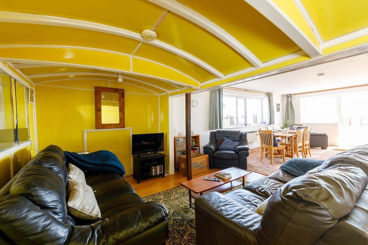 Sunny seafront chalet - sleeps 6 in West Wittering, West Sussex