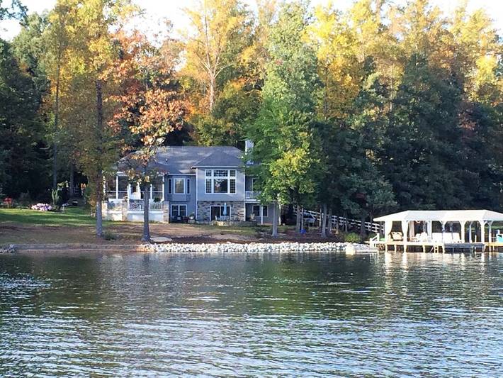 Vacation rental for 12 people, with hot tub and yard as well as balcony in Lake Anna