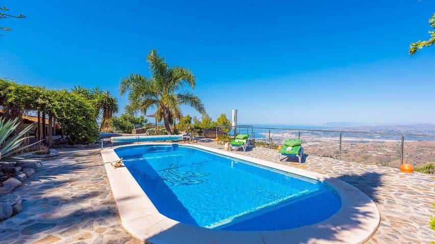 Chalet para 8 personas, con balcón/terraza además de jacuzzi y piscina, Se admiten mascotas en Sayalonga