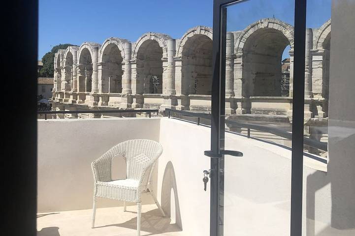 Gîte pour 4 personnes, avec terrasse dans Arenes D Arles