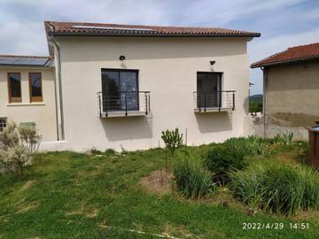 Chambre d’hôte pour 4 personnes, avec jardin ainsi que vue et terrasse dans Reventin-Vaugris