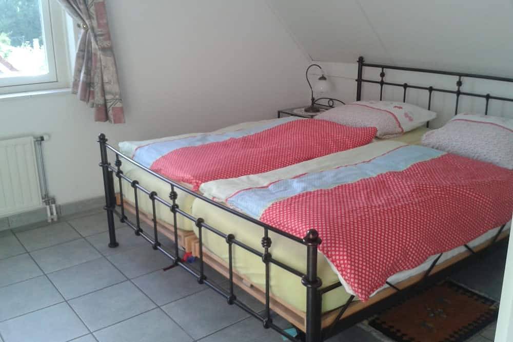 Breskens vacation home, 3 bedrooms, conservatory, garage, no pets, August 1 in Breskens, Zeeuwse Kust