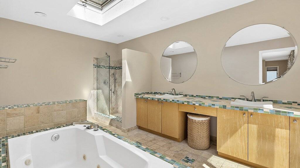 Familienfreundliches Haus, großer beheizter Pool geöffnet bis Mitte Oktober, Landschaftsgärten in Northwest Harbor, Hamptons