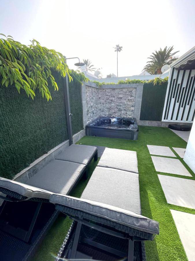 Villa voor 4 personen, with terras and zwembad as well as tuin and whirlpool in Maspalomas