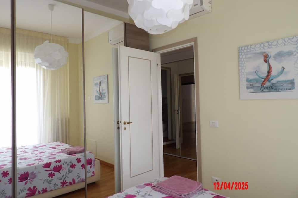 Apartamento entero, Casa Baia: large apartment 300 meters from the sea in Pésaro, Valle del Metauro
