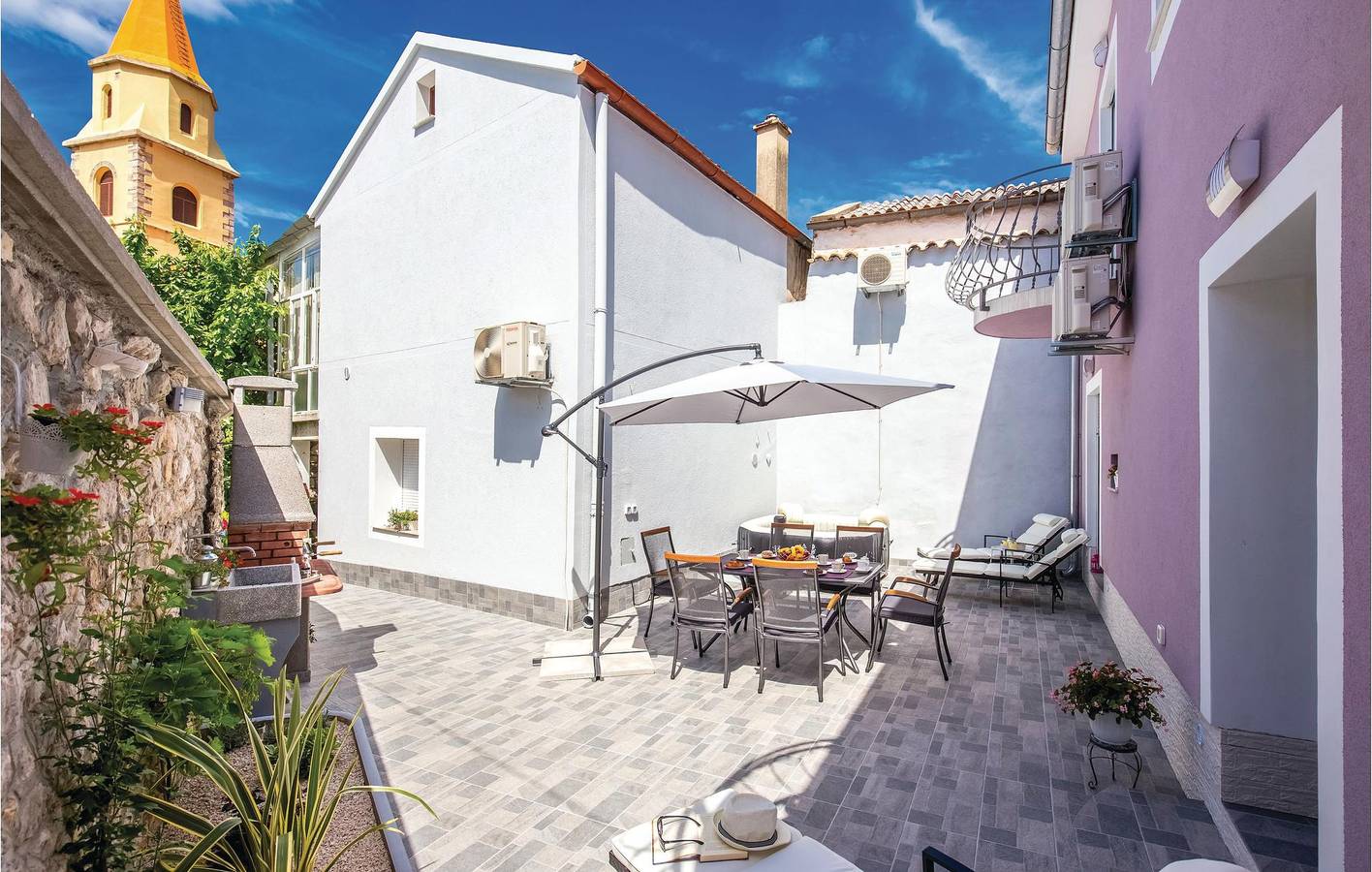Geräumige Ferienwohnung mit Terrasse, WLAN und Parkplatz in der Nähe des Stadtzentrums von Grizane in Grizane, Primorje-Gorski Kotar