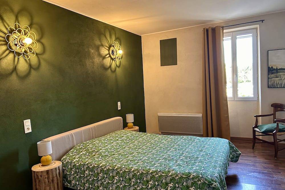 Village house with garden and private pool, air conditioning in Suze-la-Rousse, Nyons region