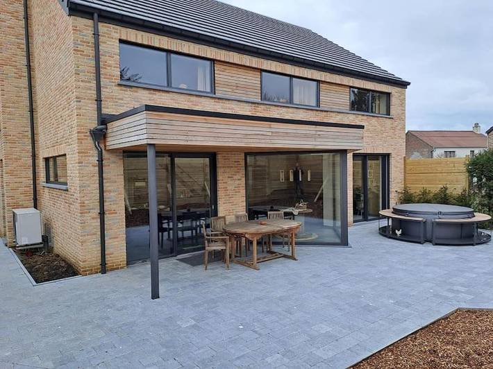 Location de vacances pour 4 personnes, avec terrasse ainsi que sauna et jacuzzi dans Isnes