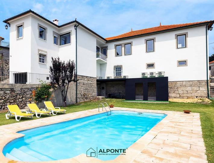Location de vacances pour 12 personnes, avec Balcon et Terrasse ainsi que Jardin et Piscine dans Riba de Mouro
