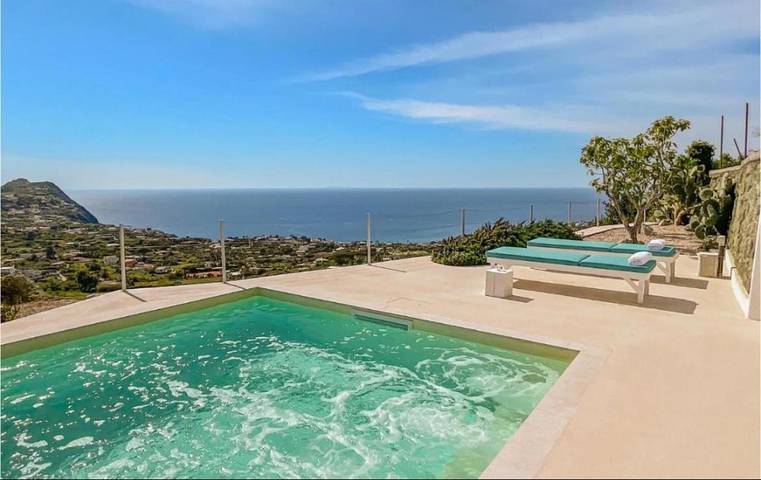 Villa für 4 Personen, mit Whirlpool und Terrasse sowie Garten und Pool in Panza