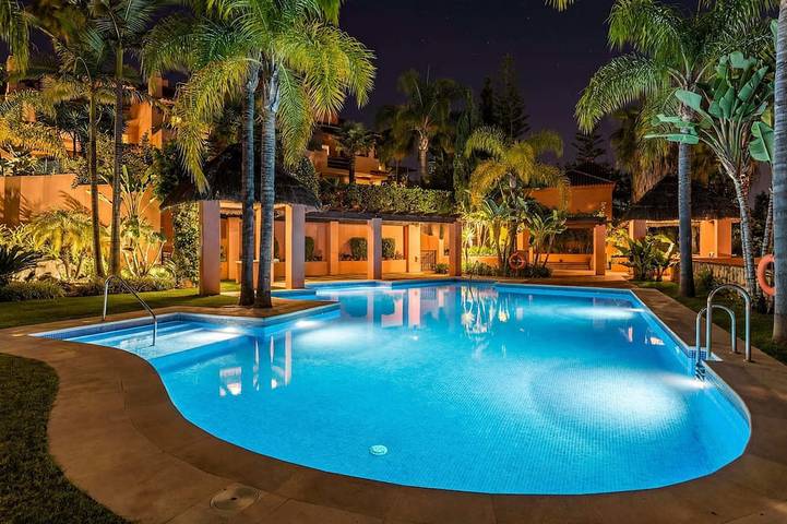 Villa for 8 people, with balcony and garden as well as pool in Marbella Centre
