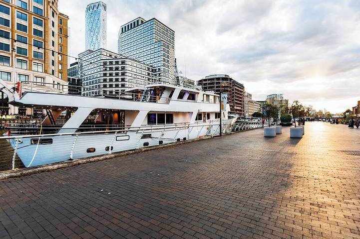Houseboat for 10 people in London