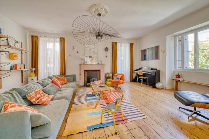 Location de vacances pour 9 personnes, avec Jacuzzi ainsi que Terrasse et Jardin à Barbezieux-Saint-Hilaire