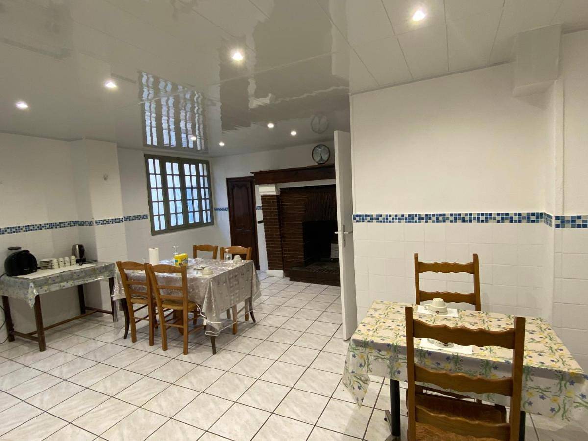 Triple Room with Shower in Dreux, Région de Dreux