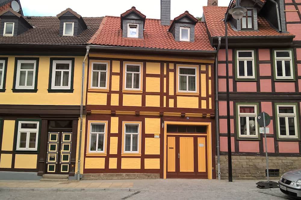 Ganze Wohnung, Ferienwohnung am Fuße des Schlosses - Fh/Fewo max 4 Erw.+1 Kind(3Jahre),Balkon in Wernigerode, Harzvorland