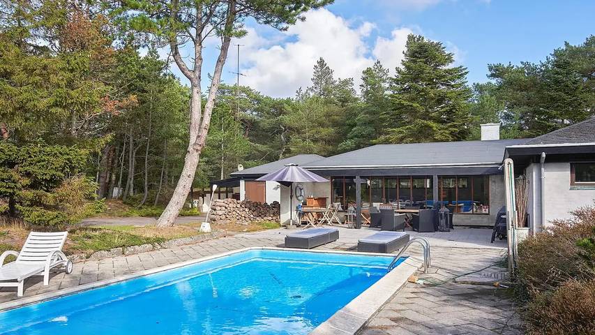 Feriehus for 7 personer, med terrasse og badebasseng i Dueodde
