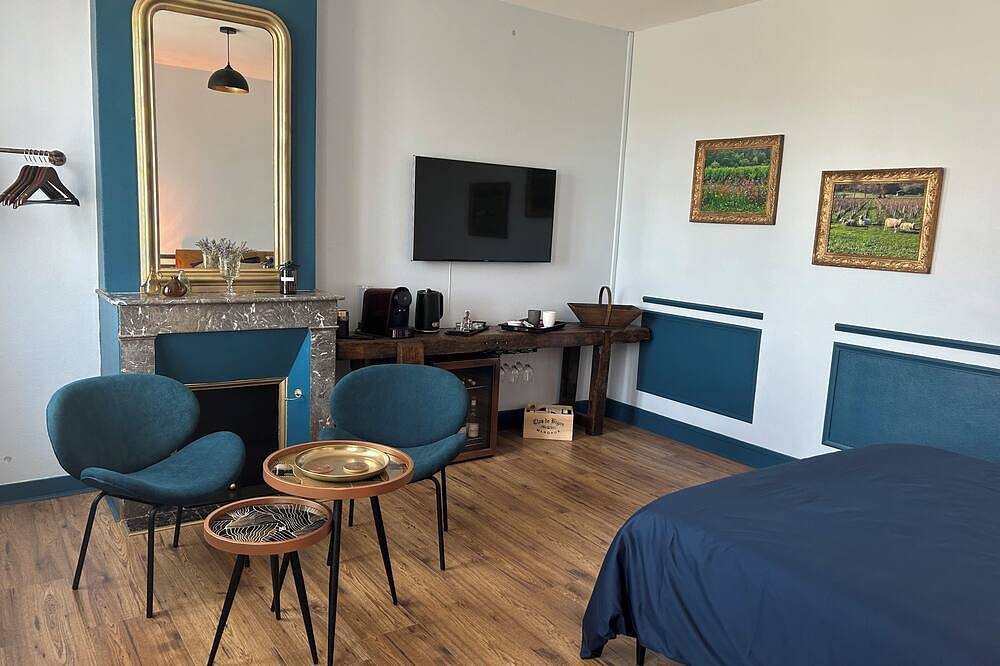 Large luxury room at Clos de Bigos, family-run Aoc Margaux Artisan vineyard in Soussans, Regionaal natuurpark van de Médoc
