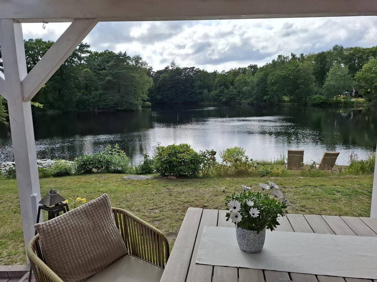 Idyllic lakeside cottage in Grabstede, Bockhorn
