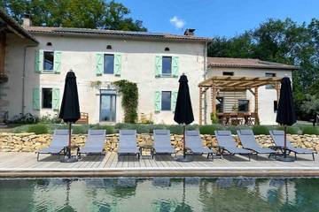 Gîte pour 9 personnes, avec jardin dans Sepx