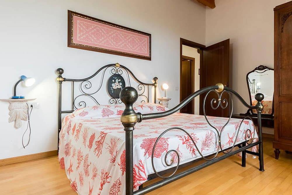 Villa para 8/10 personas, vista al mar, 4 dormitorios, 2 baños, amplio jardín privado in Mercuri, Isla de Sant'Antioco