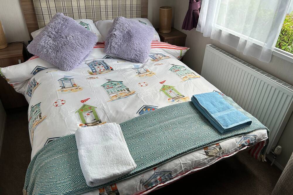 3 Bed Caravan - Sleeps 8 - Pets - Parking in Ingoldmells, Lincolnshire
