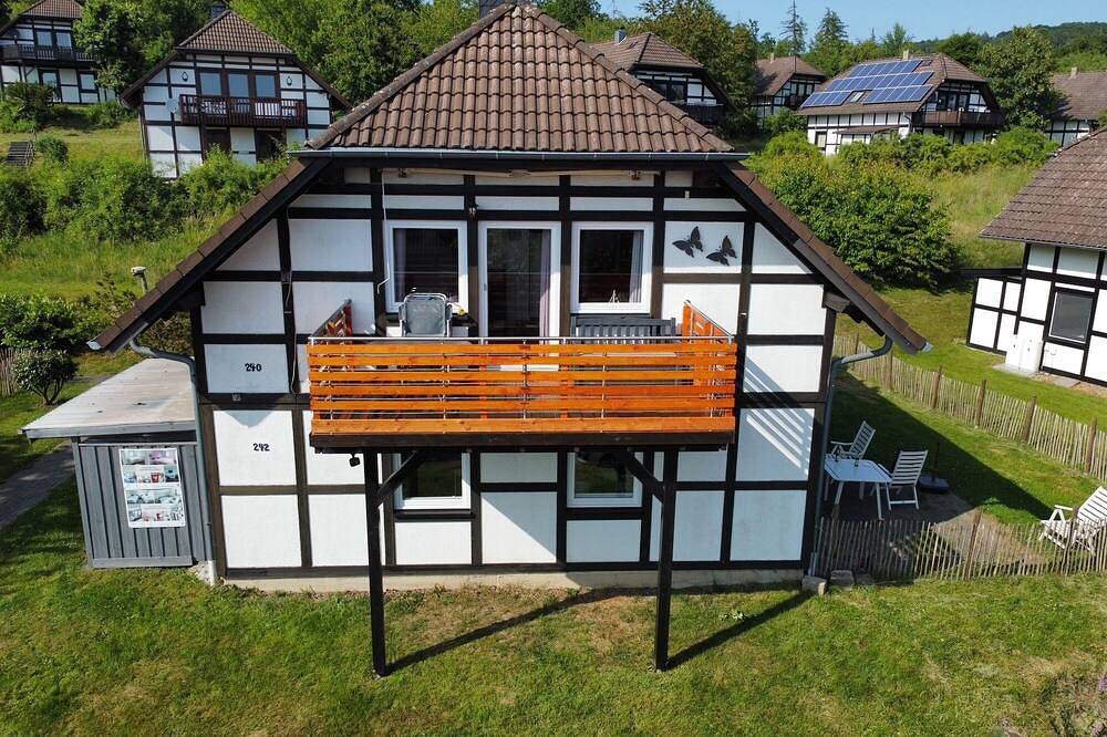 Geheel appartement, Oasis of peace with a view of the valley, directly at the Kellerwald access, free Wlan! in Frankenau, Waldecker Land