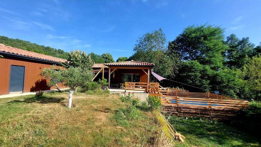 Location de vacances pour 6 personnes, avec vue ainsi que piscine et jardin à Saint-Paul-le-Jeune