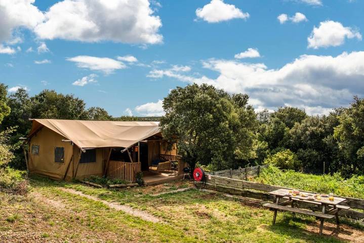 Tente pour 6 personnes, avec Terrasse et Jardin ainsi que Piscine et Sauna