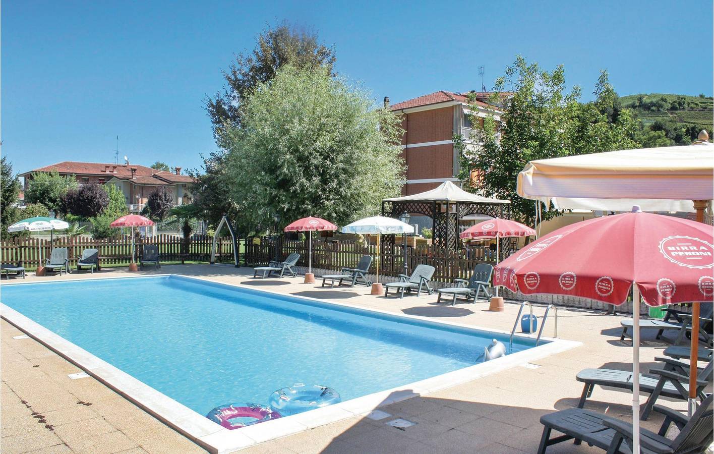 Apartamento vacacional entero, Moderno apartamento de 90m² con parking, piscina y WiFi, a 1km de Cisterna d'Asti in Cisterna d'Asti, Provincia d'Asti