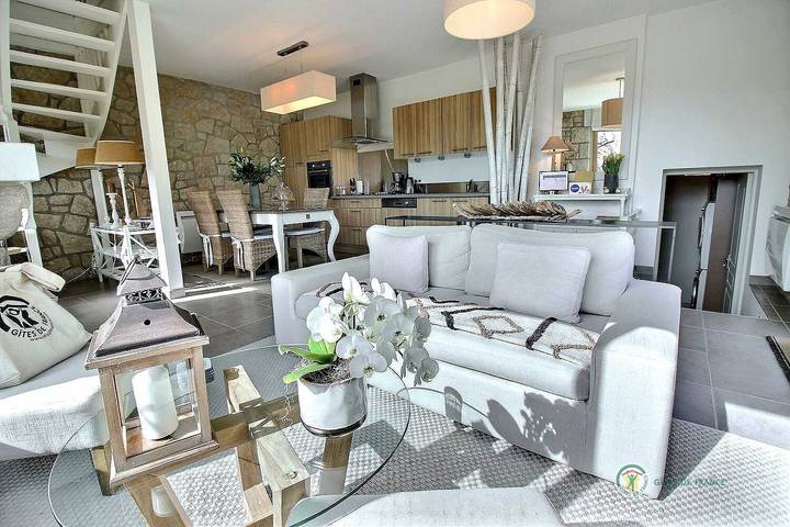 Gîte pour 4 personnes, avec jardin à Créhen