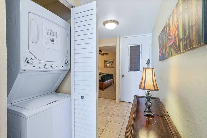 Beach rental for 2 people, with yard and balcony as well as pool on Maui