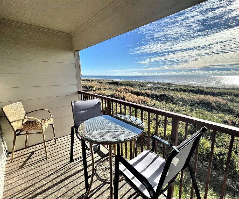 Ganze Wohnung, Admiral’s Row 203: Romantic Oceanfront Retreat with Bunk Beds in Beaufort County