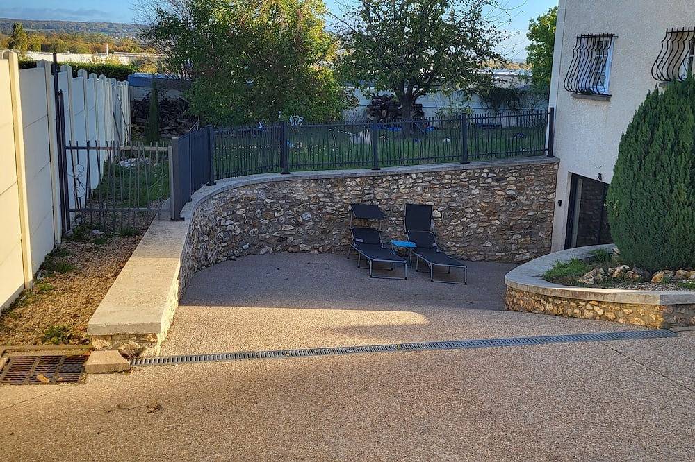 Ganze Wohnung, Detached apartment 9 minutes' walk from the station in Épône, Yvelines