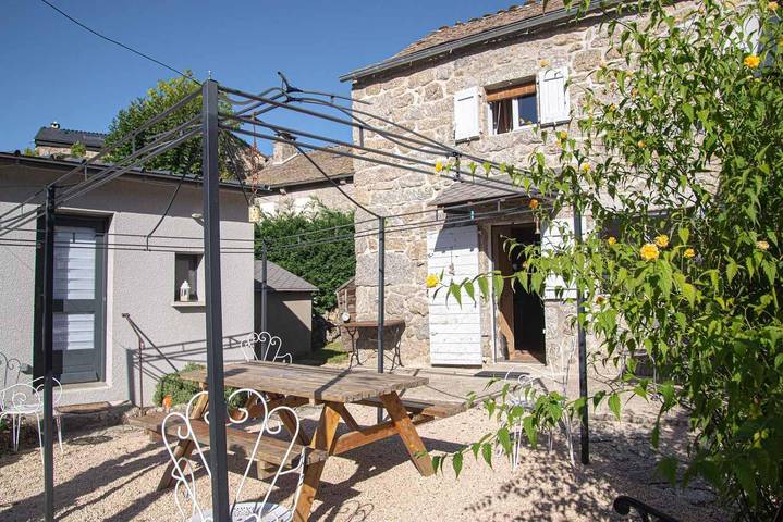 Gîte pour 5 personnes, avec terrasse et jardin dans Les Laubies