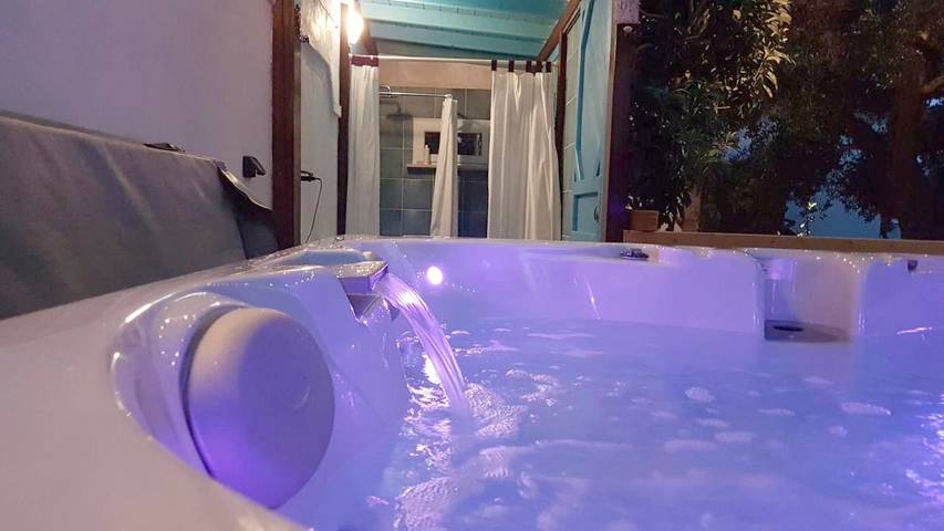 Location de vacances pour 2 personnes, avec Jacuzzi et Terrasse ainsi que Jardin et Piscine à Copertino