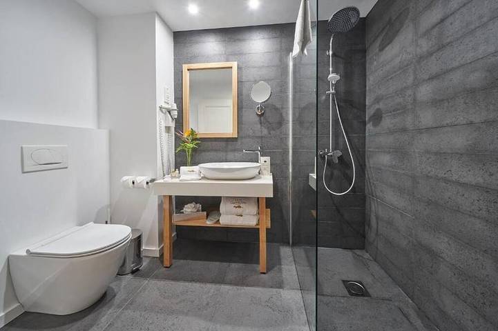 Relax and Recharge in Scenic Madeira Room | Breakfast Included | Pool Access in Santana, Madeira