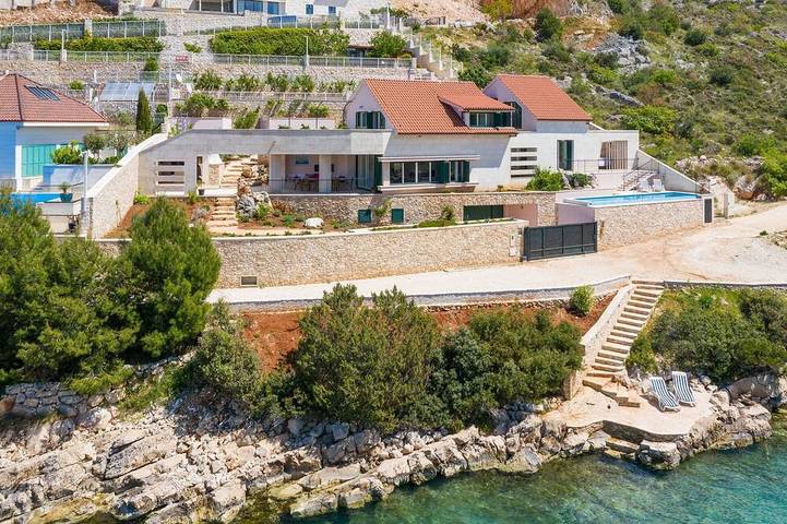 Fully Serviced Beachfront Extravagance- Heated Pool, Jacuzzi, Mesmerizing Sunset in Milna, Brac