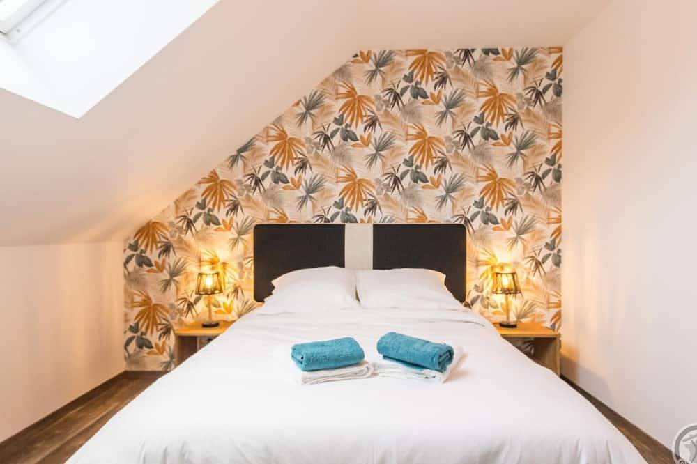 Apartamento entero, Apartamento con terraza, cocina equipada y juegos, a 38 km del Mont-Saint-Michel. in Parigny, Avranches region
